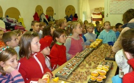 yj5r7d1exn_exkurze-skolni-druziny-a-prvni-tridy-do-svickarny-v-sestajovicich-a-muzea-cokolady-21-10-2010_1