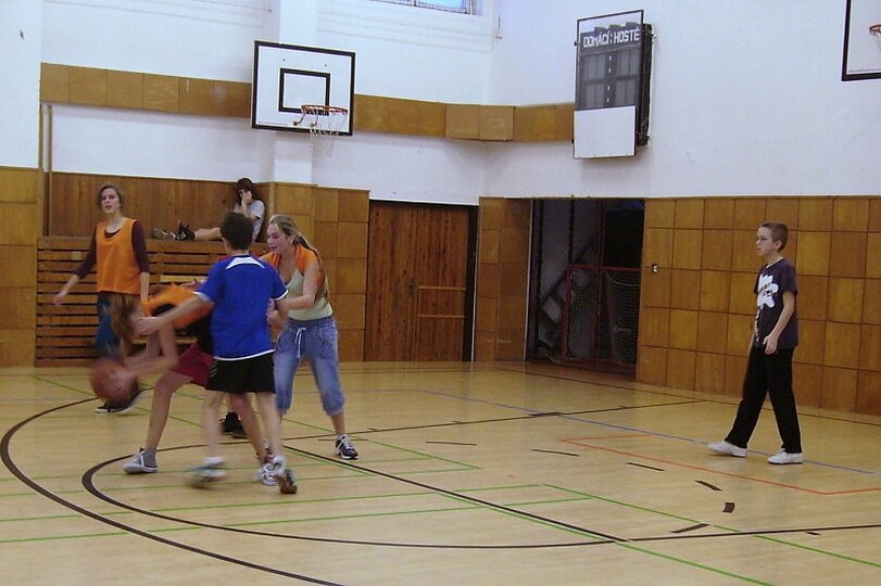 skolni-turnaj-ve-streetballu-21-12-2012_8.jpg