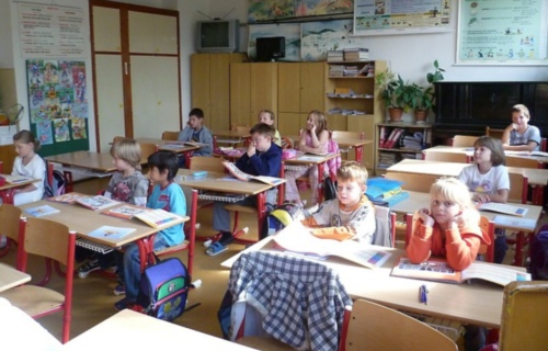 ivlmmr4r2n_vyuka-zacala-druha-trida-dve-skupiny-p-uc-m-peterova-a-p-uc-s-mrazova_1