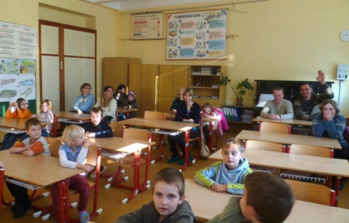 bafco77yk8_den-otevrenych-dveri-ukazka-prace-v-hodine-aj-v-prvni-tride-3-12-2012_1