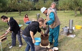 zh20ilmlyx_den-otevrenych-dveri-na-skolni-zahrade-8-10-2013_1